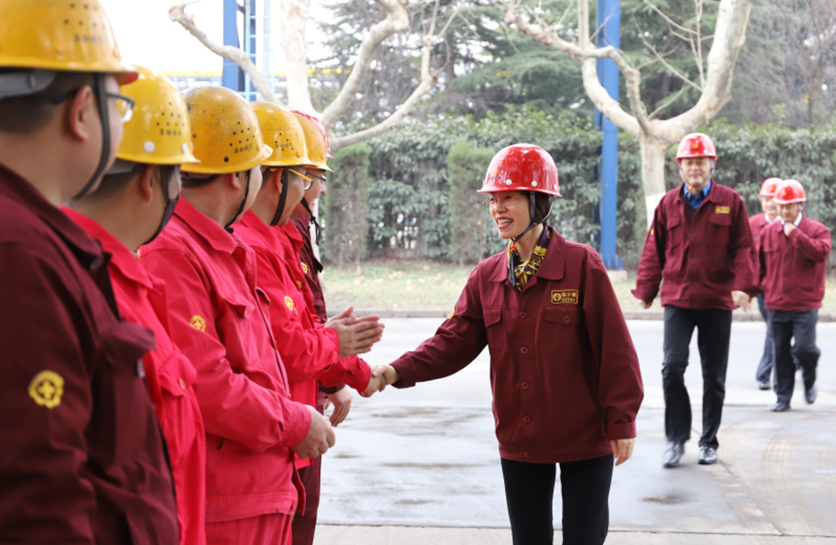 公司董事長(zhǎng)陳少慧率隊(duì)慰問(wèn)一線職工