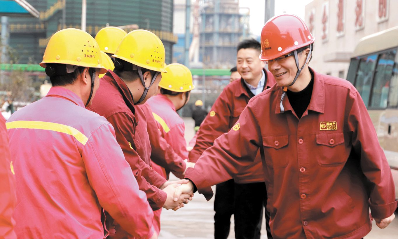 公司總經(jīng)理蔣建平率隊(duì)慰問一線職工