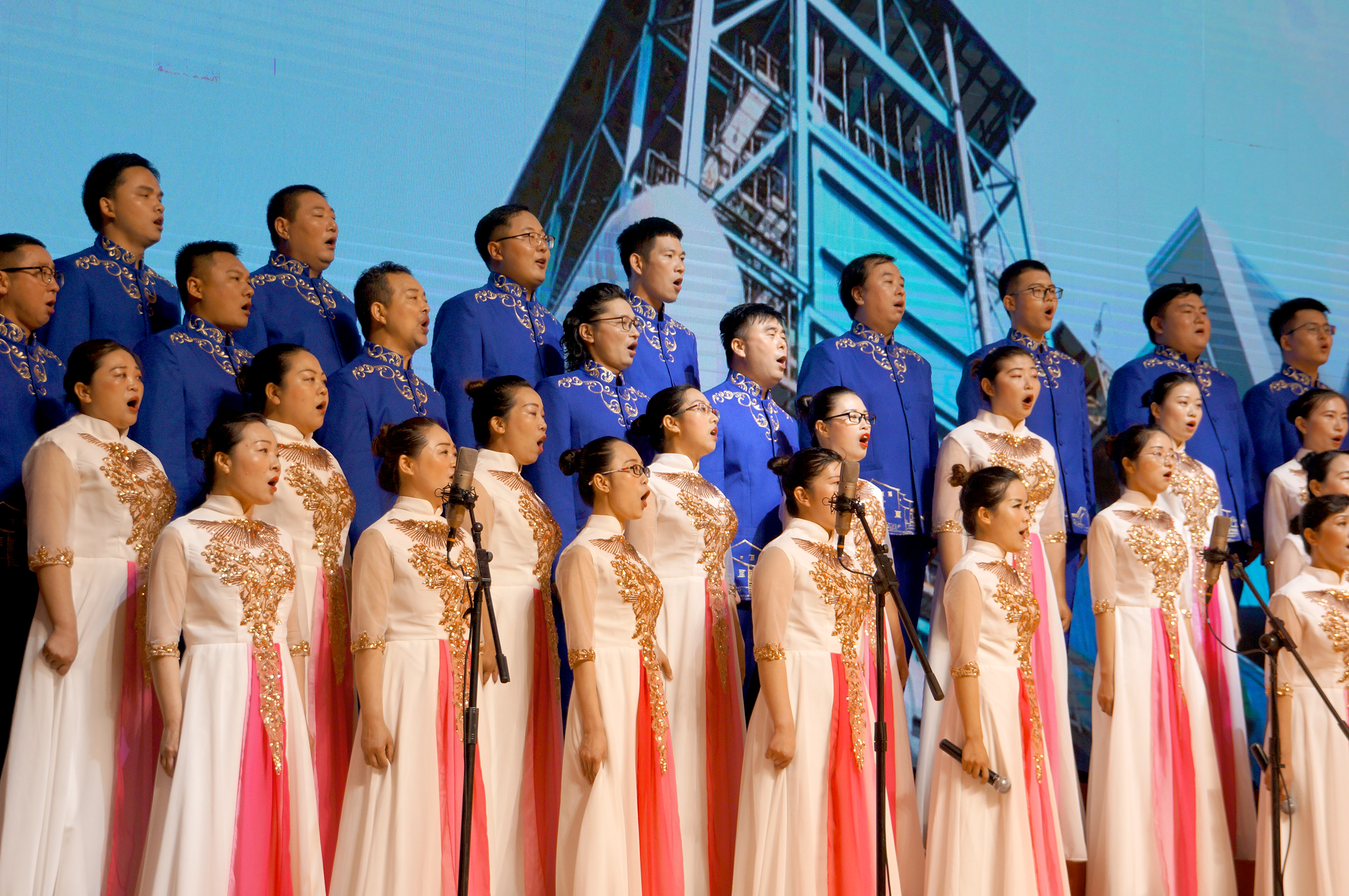 淮鋼合唱隊在沙鋼建廠45周年大合唱比賽中摘得桂冠