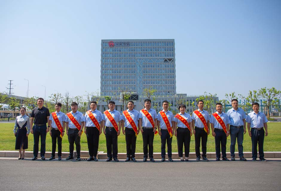 主動擔(dān)當(dāng)作為 展示青春風(fēng)采 ——團(tuán)市委書記何喆來淮鋼“授牌”