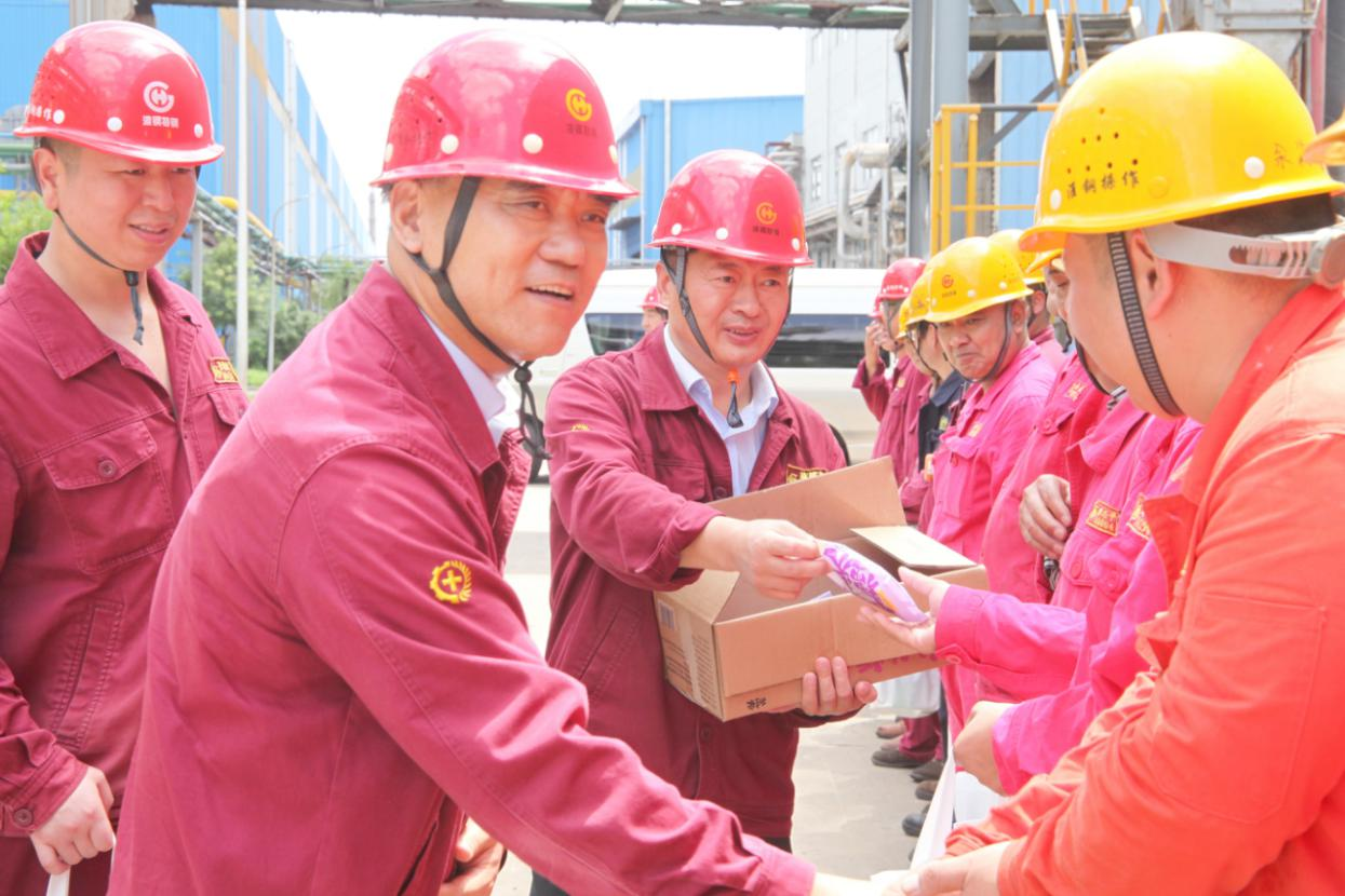 情系職工 夏送清涼 公司總經(jīng)理錢洪建率隊開展高溫慰問