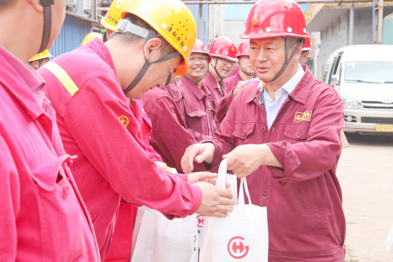 情系職工 夏送清涼 公司總經(jīng)理錢洪建率隊開展高溫慰問