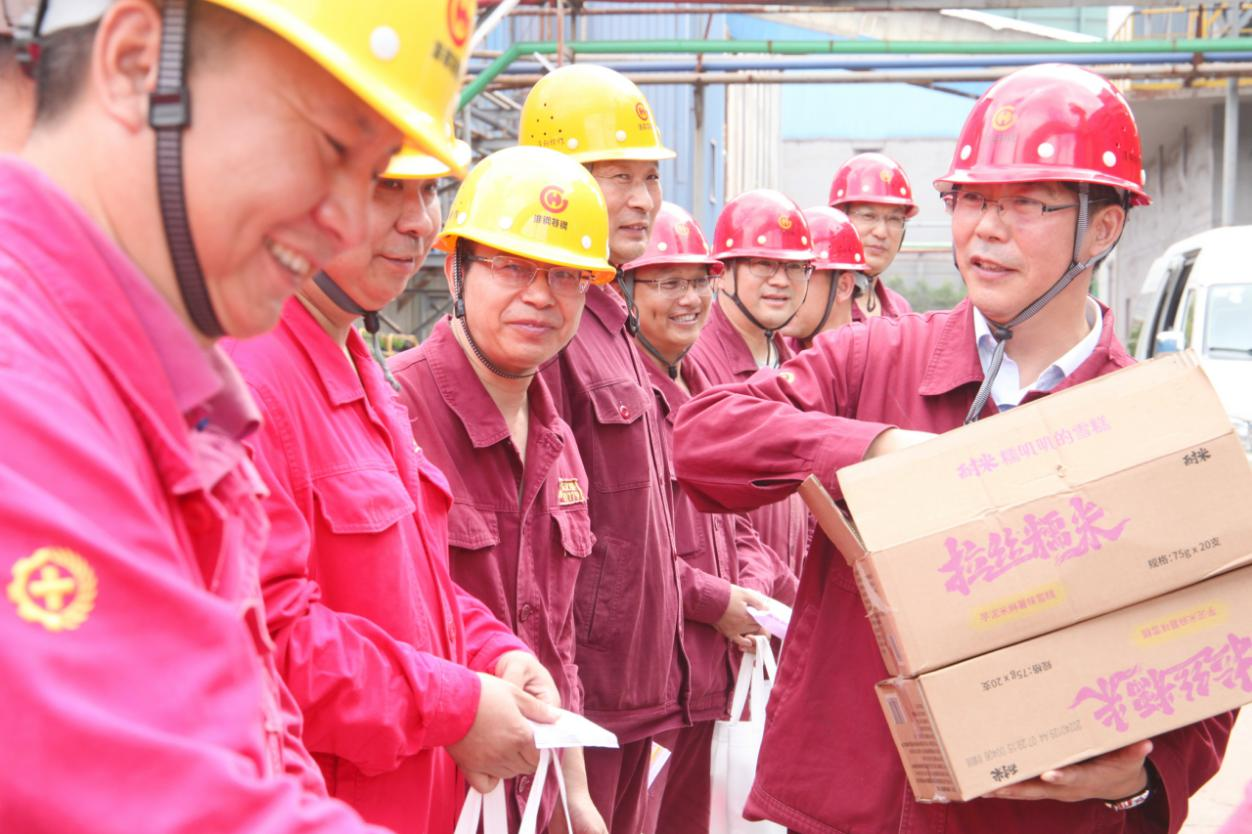 情系職工 夏送清涼 公司總經(jīng)理錢洪建率隊開展高溫慰問