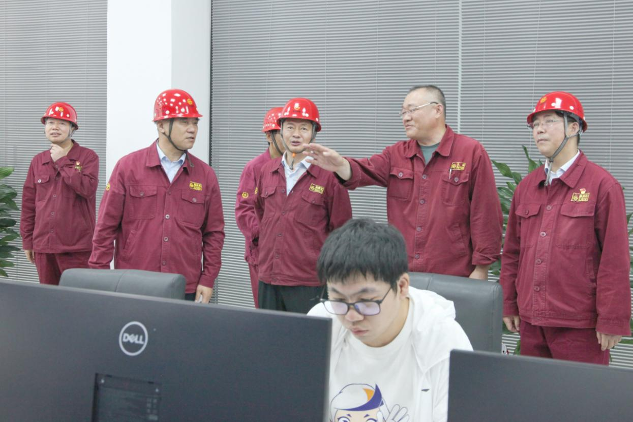 情系職工 夏送清涼 公司總經(jīng)理錢洪建率隊開展高溫慰問