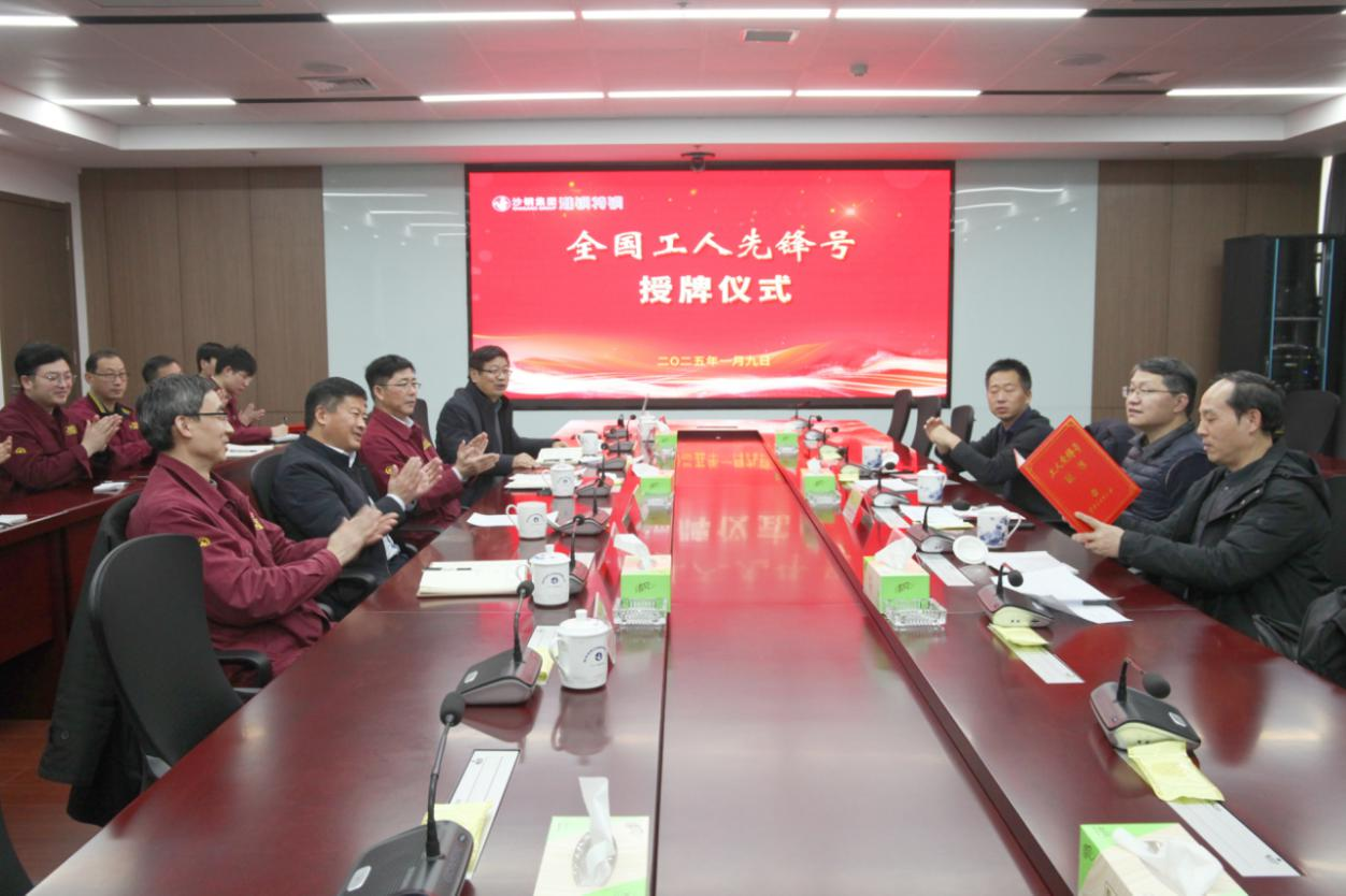 省機(jī)冶石化工會主任張旭海來淮鋼開展新春送溫暖活動